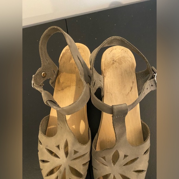 Swedish Hasbeens Mary Jane lacy clogs size 8 with wooden sole and buckle closure - Picture 4 of 15